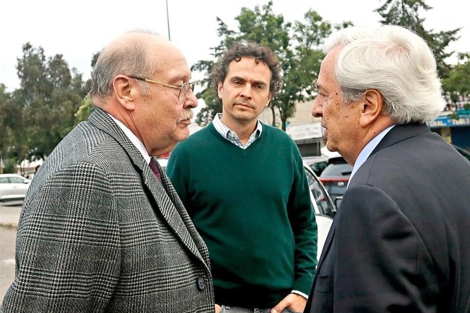 El abogado Javier Coello (izq.) y Emilio Lozoya Thalmann (der.), esposo de Gilda Austin, en el Reclusorio Norte.