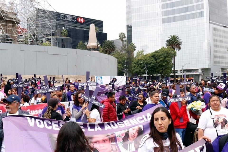 La marcha se dirige hacia el Zócalo de la CDMX, en donde pondrán una ofrenda por las mujeres asesinadas.