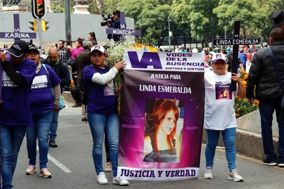 Elementos de tránsito acompañan la protesta a pie, mientras una camioneta lleva la ofrenda que se montará en el Zócalo.