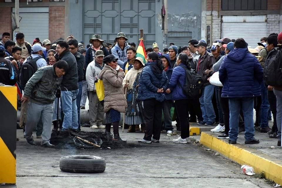 El líder cívico boliviano Luis Fernando Camacho tuvo que abandonar este martes el aeropuerto internacional de El Alto, después de que una turba desbordara un cordón policial.