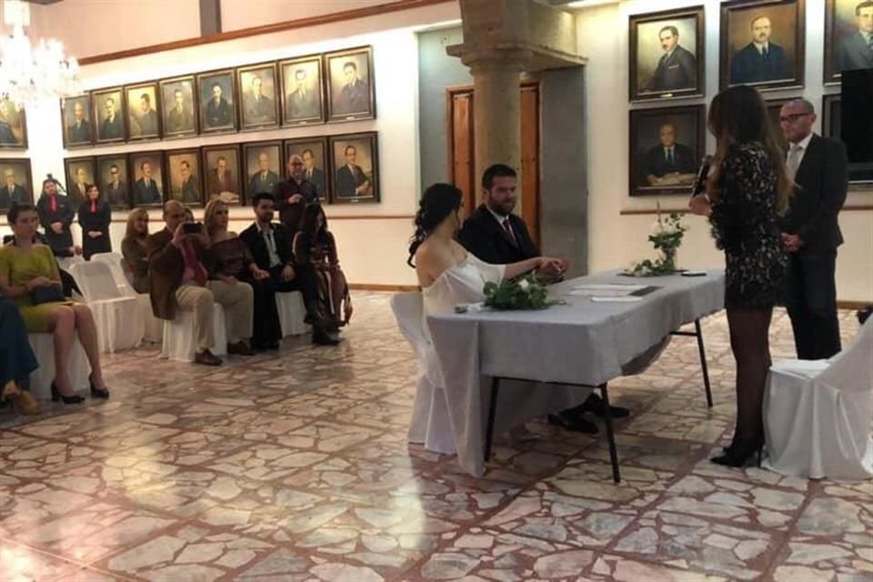 Mariana Velázquez contrajo nupcias en la oficina del Presidente Municipal de Guadalajara.