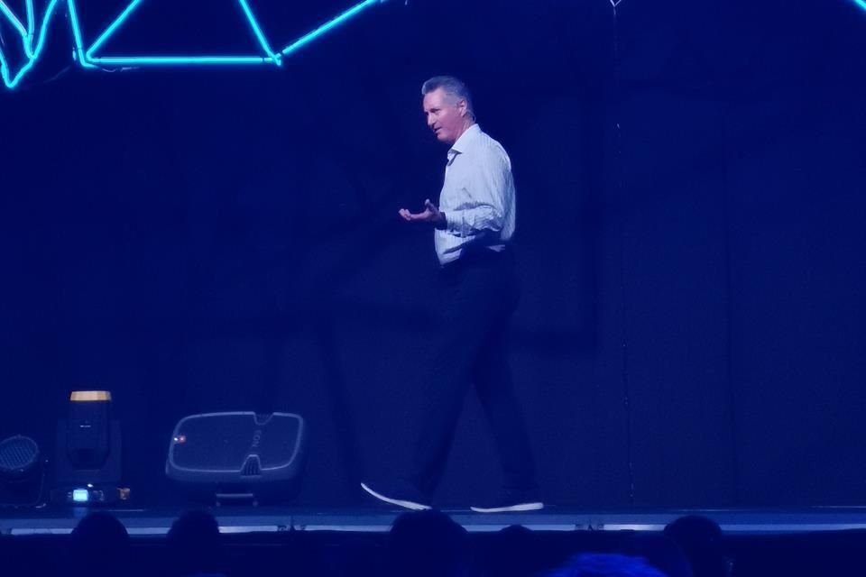 Darrell Etter, gerente del centro de innovación abierto de Fujifilm, impartió la conferencia 'Sobreviviendo a un mundo disruptivo'.
