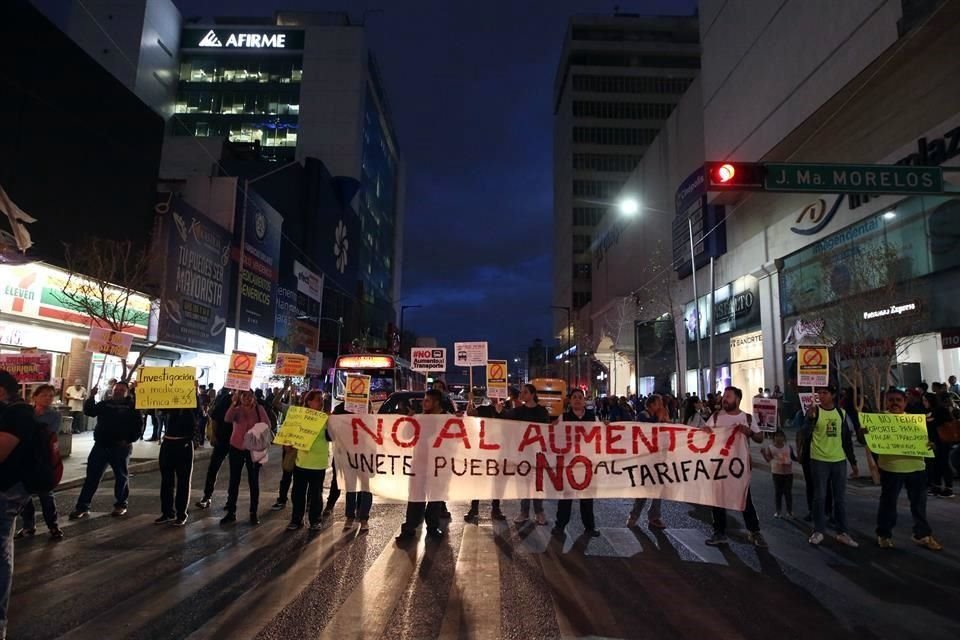 La protesta arrancó alrededor de las 18:00 horas en el cruce de Juárez y Morelos, el cuál ha sido bloqueado por los inconformes afectando la circulación en el sector.