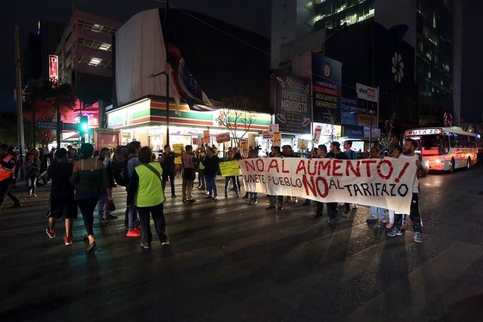 Algunos peatones que caminaban por la zona sumaron a la manifestación.