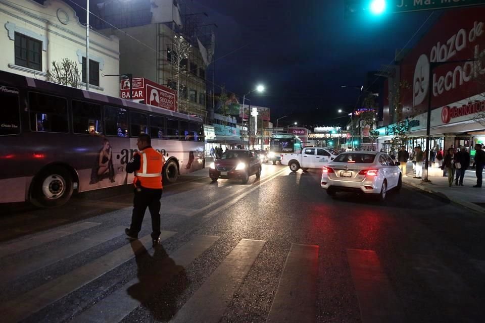 Agentes de tránsito de Monterrey realizaron desviaciones en la calle Juárez y en los cruces de Padre Mier y Melchor Ocampo, en ambos sentidos, para evitar embotellamientos.