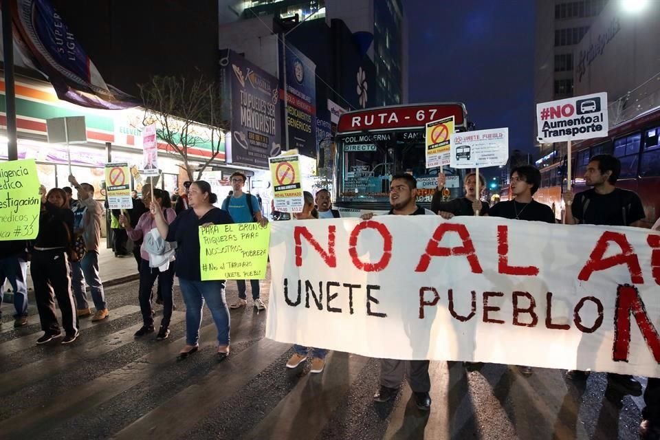 Automovilistas molestos lanzaron algunos insultos a los protestantes por bloquear la circulación en plena hora pico.