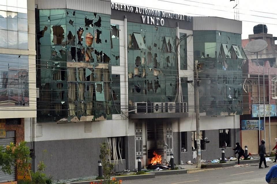 Manifestantes incendiaron la Alcaldía de Vinto, región de Cochabamba (Bolivia).