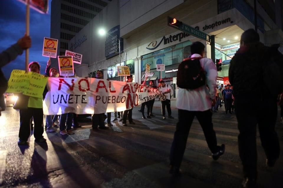 Inconformes con el posible alza en las tarifas en el transporte público, integrantes de Únete Pueblo se manifestaron en el Centro de la Ciudad.