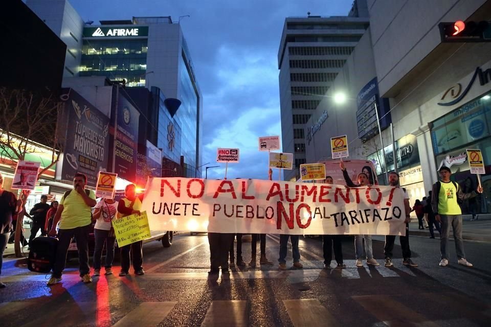 La protesta arrancó alrededor de las 18:00 horas en el cruce de Juárez y Morelos, el cuál fue bloqueado por los inconformes, lo que afectó la circulación en el sector.