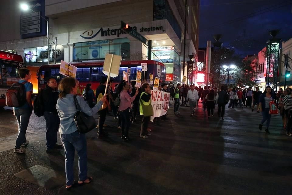 Molestos, los automovilistas lanzaron algunos insultos a los manifestantes que bloquearon la circulación en plena hora pico.