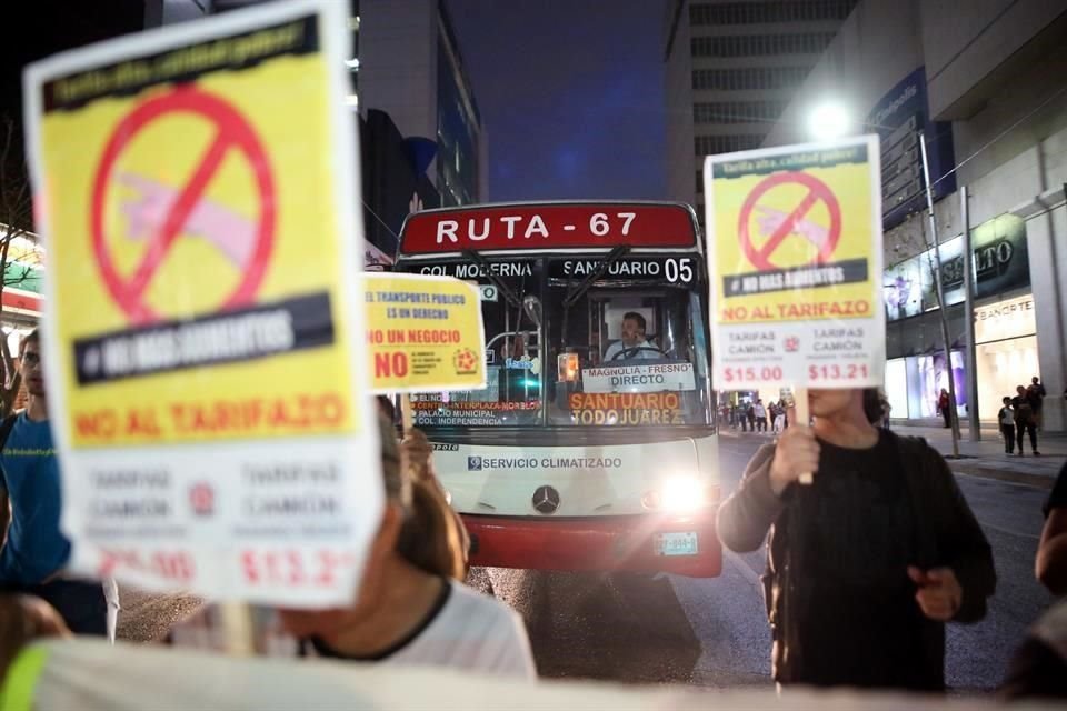 'Ni uno, ni dos, la tarifa no se mueve', gritaron los integrantes de Únete Pueblo.