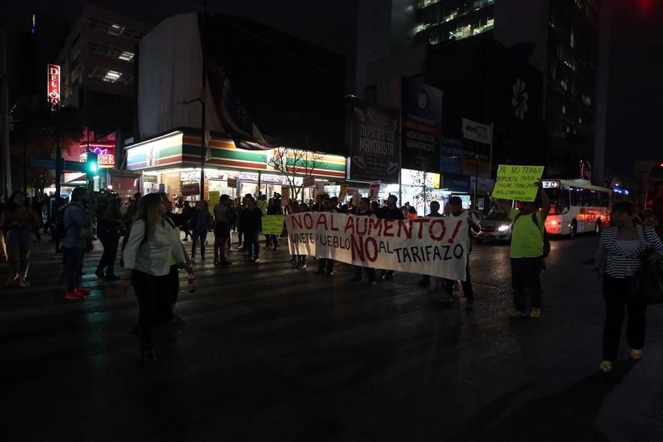 Algunos peatones que caminaban por la zona se sumaron a la manifestación.