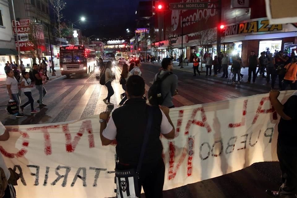 Alrededor de las 19:30 horas los manifestantes se retiraron y liberaron la circulación.