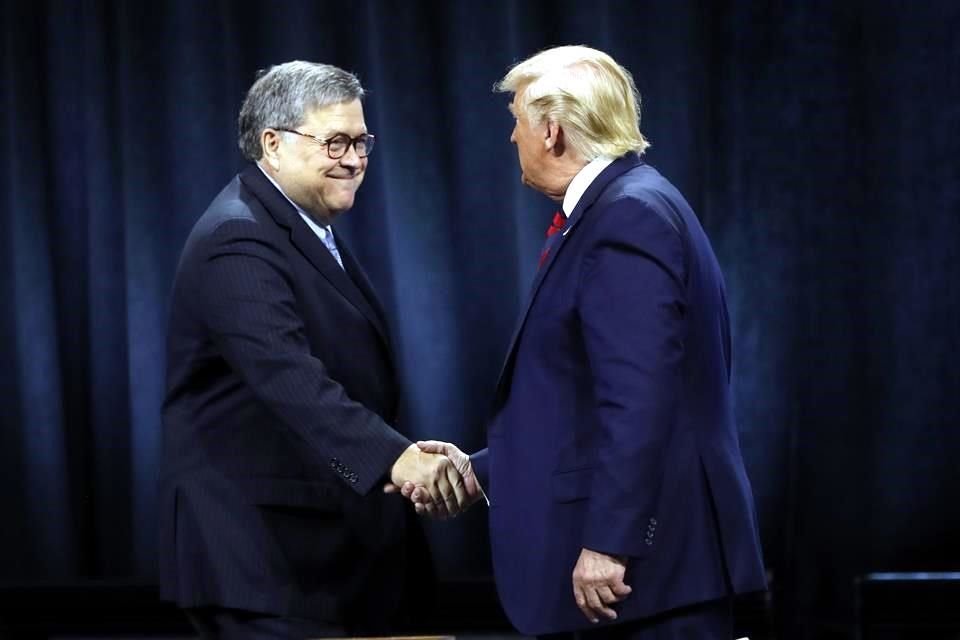 Según el Post, el Fiscal William Barr (der.) se negó a ofrecer una conferencia de prensa sobre el caso Ucrania.