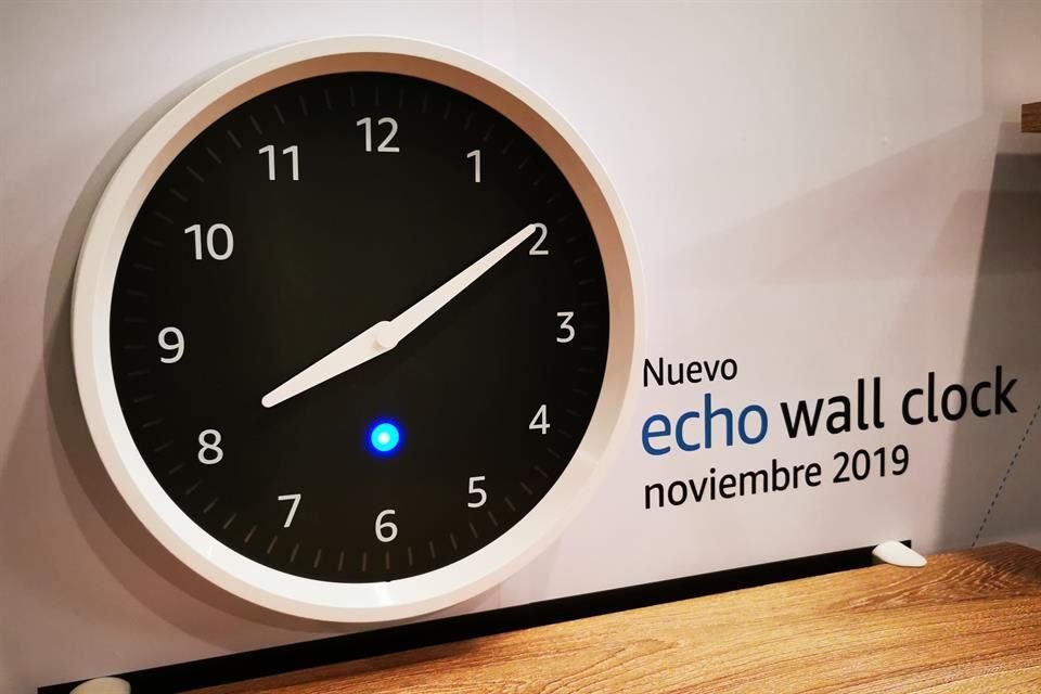 Aunque es un reloj analógico, el Echo Wall Clock tiene LED para indicar los temporizadores activados.