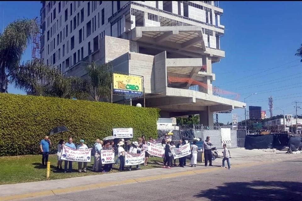 Los vecinos aquejan que las  torres están violando los planes parciales de desarrollo urbano.