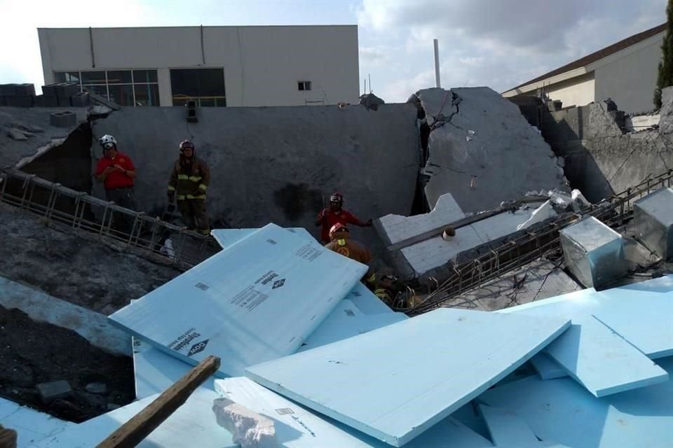  Miguel Ángel Perales, director de Protección Civil del Estado, dijo que fue una falla estructural fue lo que causó el colapso de la losa.