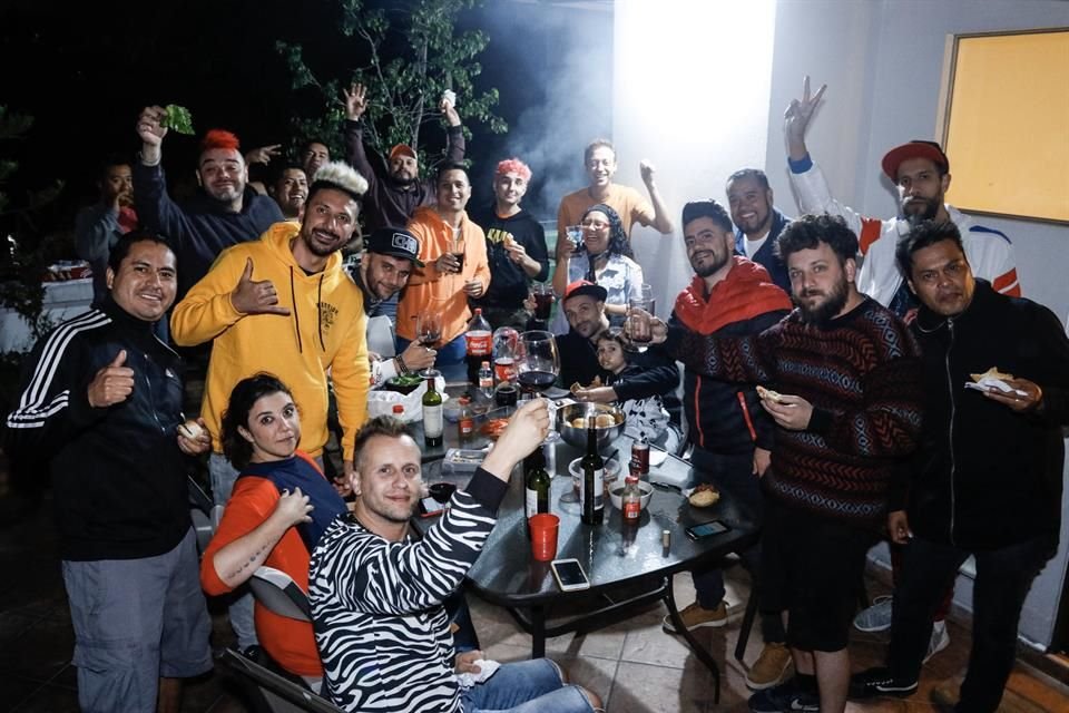 En familia y con amigos organizaron un asado para celebrar y relajarse.