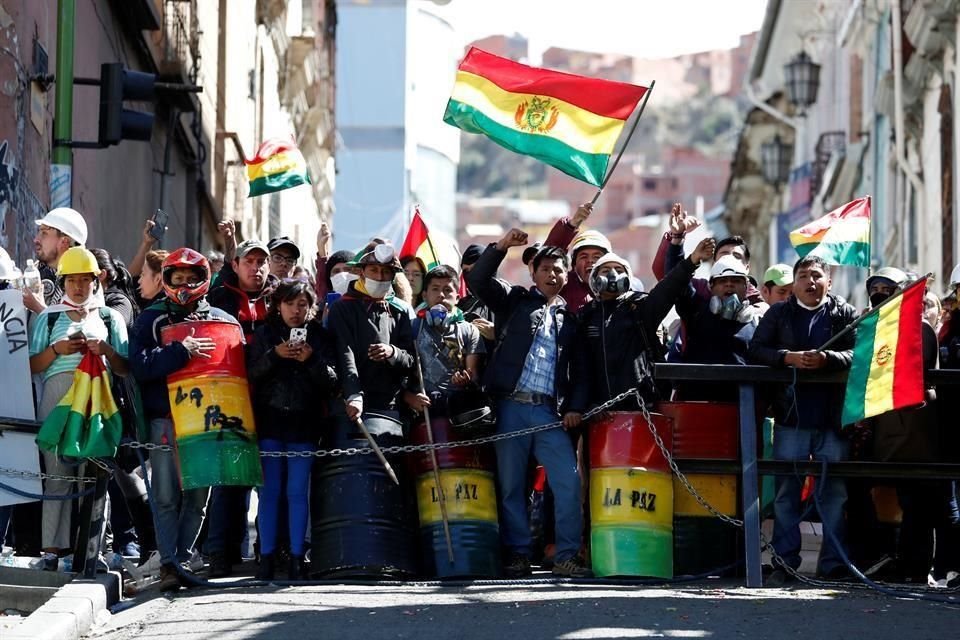 Tras amotinarse en varias regiones del país por protestas, la Policía de Bolivia desplegó una unidad cerca de la sede del Gobierno.