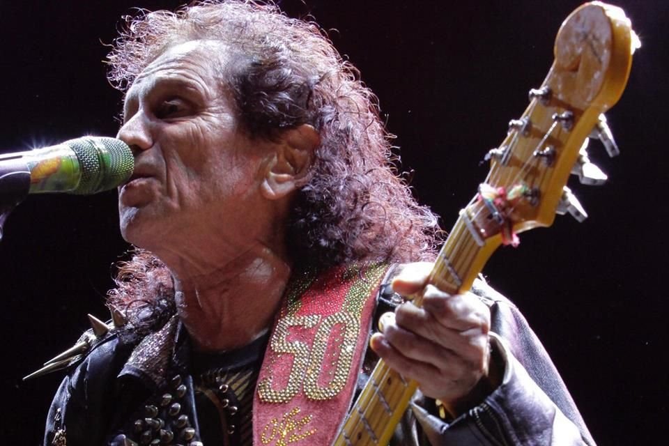 Representantes del cantante negaron que el saludo fuera para el Presidente de México.