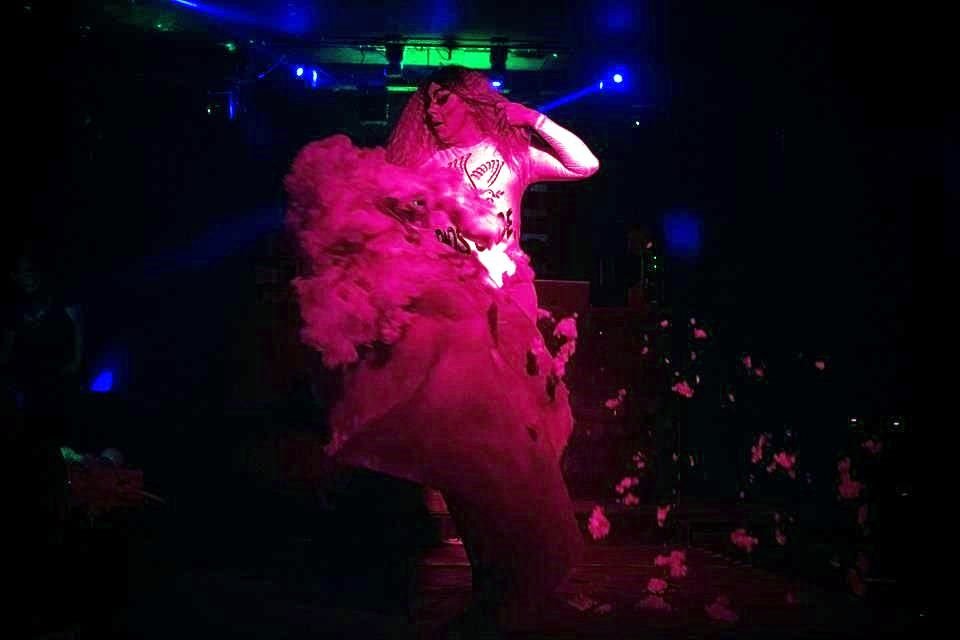 Sus vestuarios brillantes y maquillajes exagerados van acompañados de música, cantos, bailes, 'lip sync', actuaciones y cualquier cosa que la drag quiera hacer... todo es válido. 
