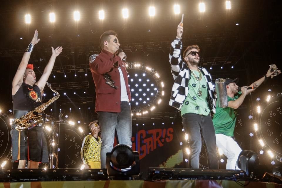 La banda abrió su concierto con temas como 'Queda en Esta Noche' y 'Frijoles'.