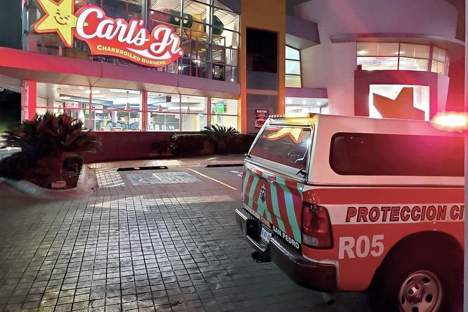 El hecho fue reportado a las 22:30 horas en el Carls Jr, ubicado en Calzada del Valle y Gómez Morín.