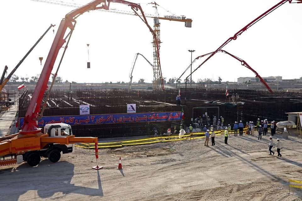 La colocación de concreto para la construcción de la segunda etapa de la Planta de Energía Nuclear Bushehr de Irán empezó este domingo.
