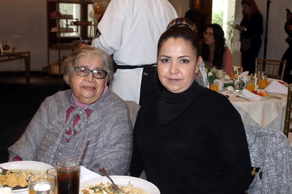 Herminia Briones y Claudia Colunga