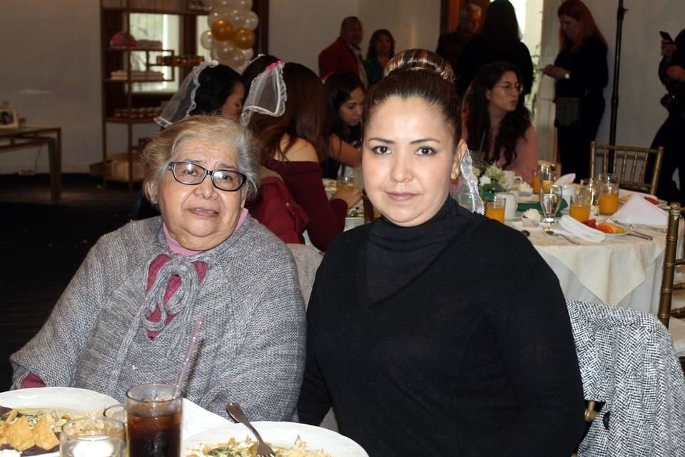 Herminia Briones y Claudia Colunga