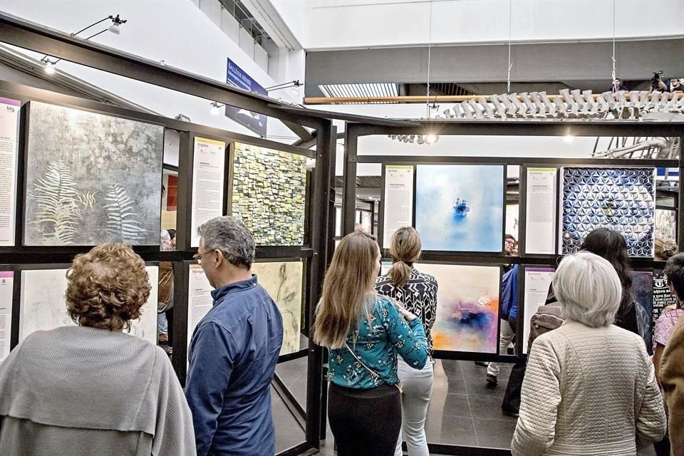 El talento de 121 creadores se conjuga en La Tabla de los Elementos, una exposición conmemorativa del Universum que muestra, a través de piezas pictóricas y gráficas, los 118 elementos.