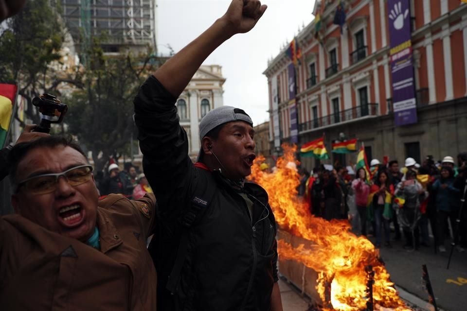 Opositores de Morales celebraron ayer la salida del Mandatario.