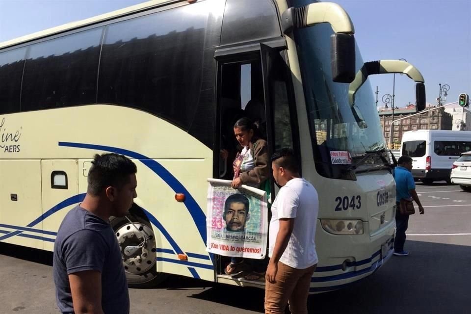 Los padres de los normalistas se reunieron con López Obrador en Palacio Nacional.