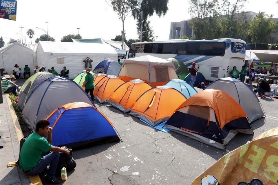 Organizaciones campesinas instalaron un plantón frente a la Cámara Diputados, en demanda de presupuesto para el campo.
