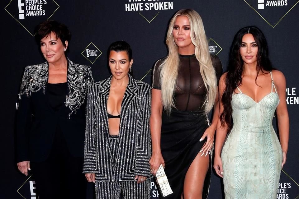 Kris Jenner, Kourtney Kardashian, Khloe Kardashian y Kim Kardashian  recibieron el premio a Mejor Reality Show.