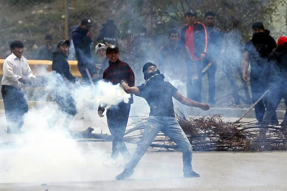 Simpatizantes de Morales chocaron con policías y otros manifestantes.