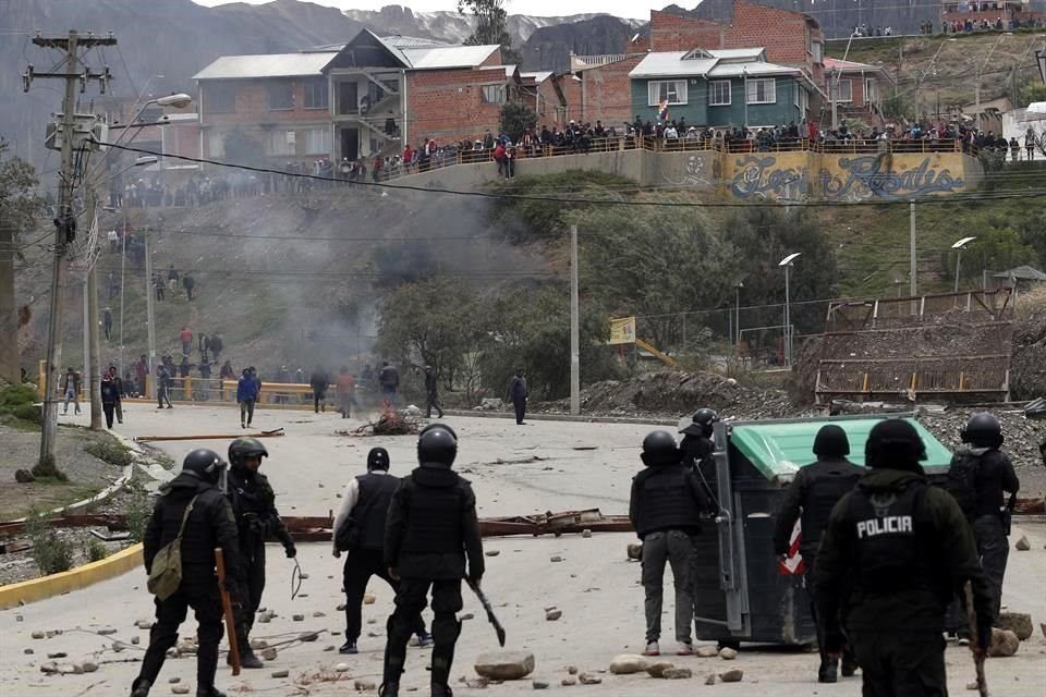 La Policía buscaba desbloquear calles en el sur de La Paz.