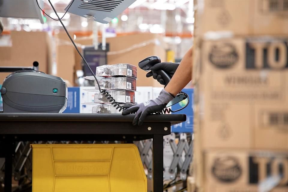 Después de recibir la mercancía, los asociados escanean los productos para meterlos a inventario y después los clasifican en cuanto a su tamaño.