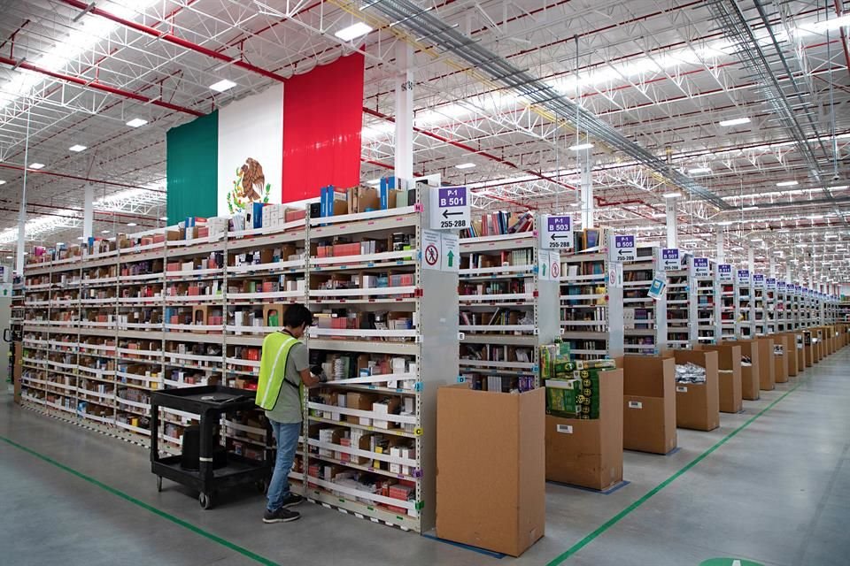 El estibador, asociado que coloca el artículo en los estantes, acomoda los productos en donde crea más conveniente y donde haya espacio, así que no hay un 'orden' tal cual de la mercancía.