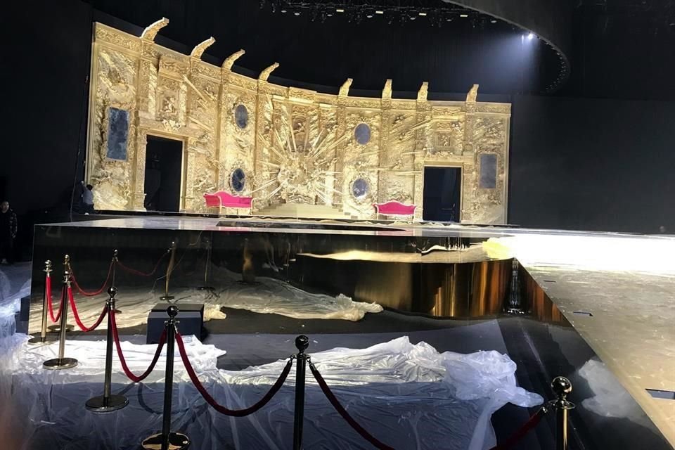 El escenario dorado que 360 estrellas de la pasarela nunca pisaron en Shanghái.