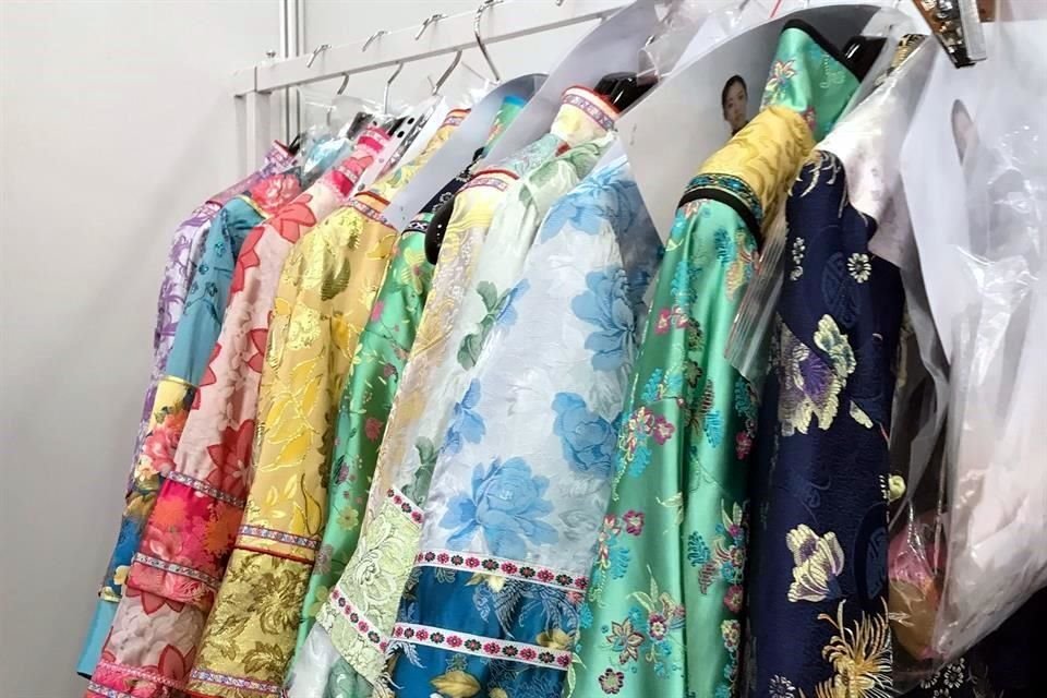Parte de los 500 outfits inspirados en la cultura china que se quedaron en el guardarropa.