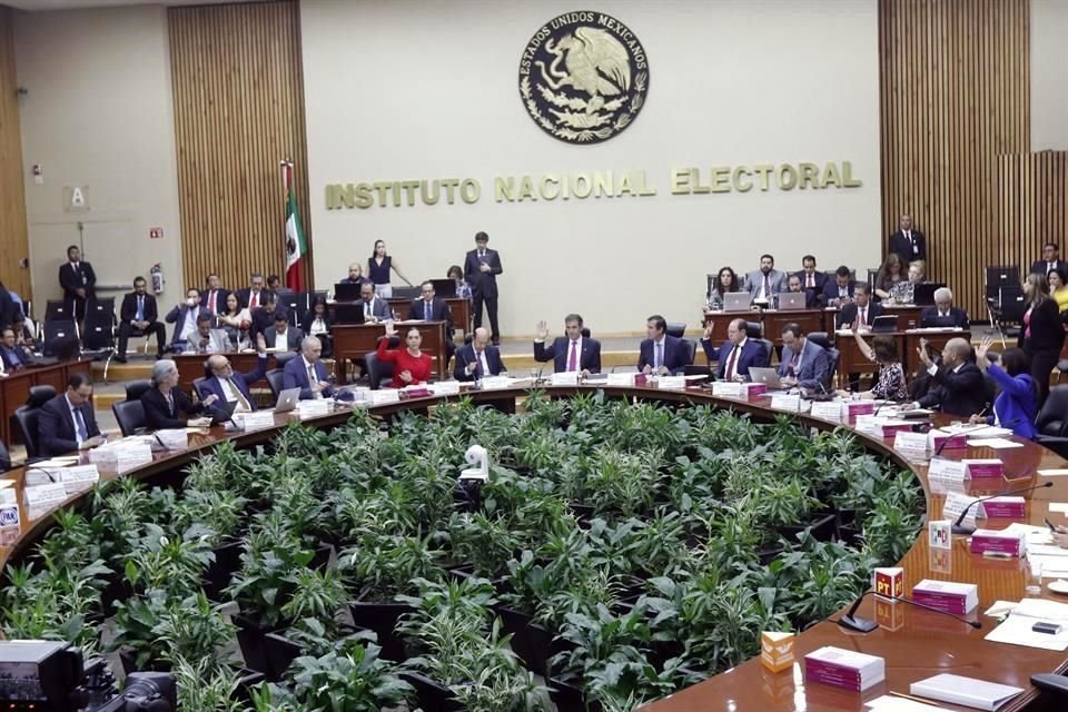 El Presidente pidió una reforma para disminuir el dinero que reciben los partidos y, de ser necesario, darlo al INE.