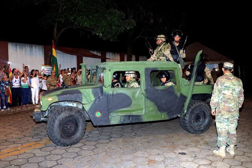 Militares salen este lunes a patrullar las calles, en Santa Cruz Bolivia.