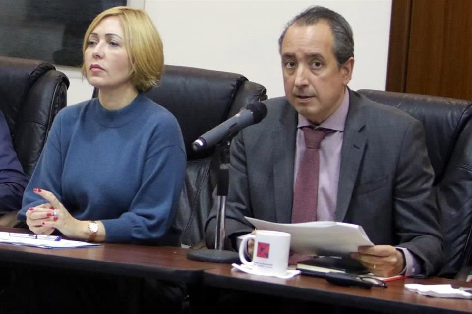 Claudia Tapia, presidenta de la Comisión de Presupuesto, y Carlos Garza, Tesorero estatal.