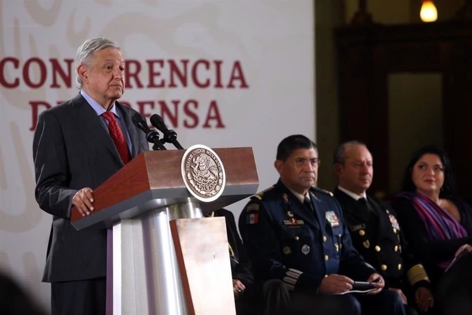 El Presidente López Obrador reveló que él instruyó a que se ofreciera asilo a Evo Morales y que ha estado pendiente de su viaje a México.