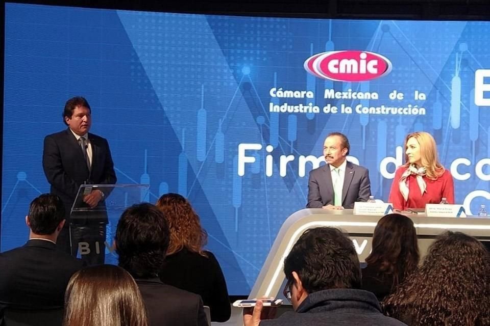 Eduardo Ramírez, presidente nacional de la CMIC, con Francisco Solares, secretario nacional de la Cámara, y María Ariza, directora general de CMIC.