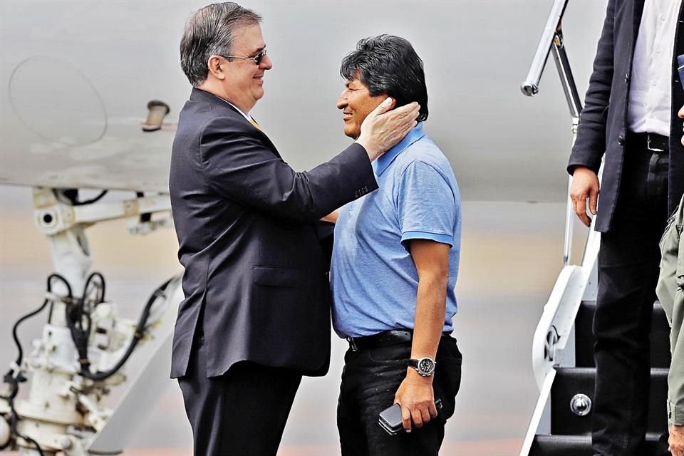 El Canciller Marcelo Ebrard (izq.) recibió ayer afectuosamente en el Aeropuerto Internacional de la CDMX al ex Presidente boliviano Evo Morales.