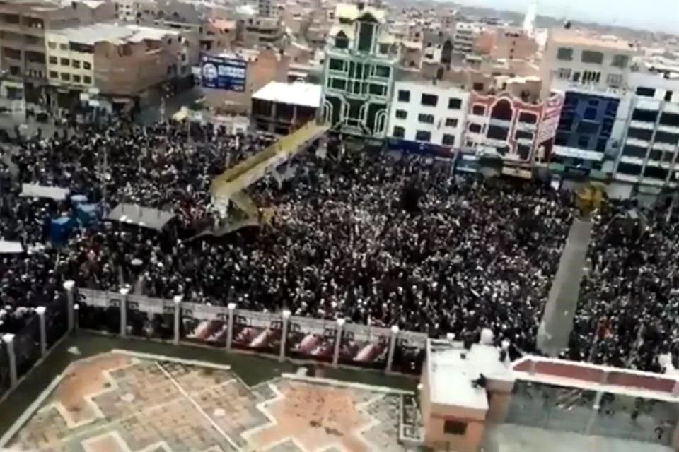 Luego que Jeanine Áñez se proclamara Presidenta de Bolivia, simpatizantes de Evo marcharon hacia el llamado cabildo popular de El Alto.