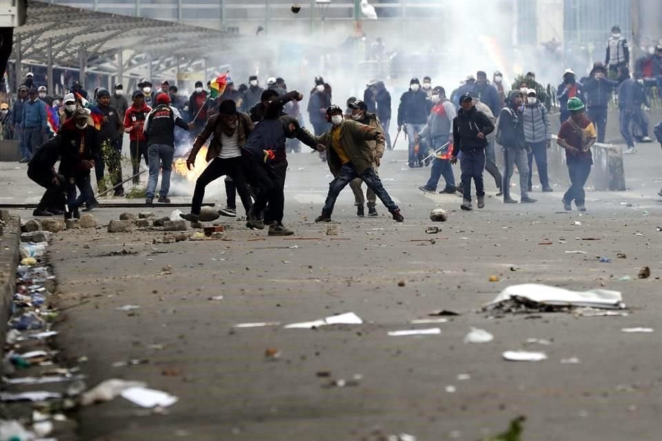 Simpatizantes de Morales chocan con fuerzas de seguridad en Bolivia.