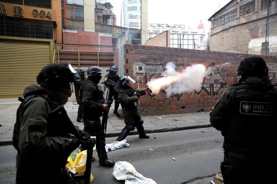 Oficiales lanzaron gas lacrimógeno a manifestantes.